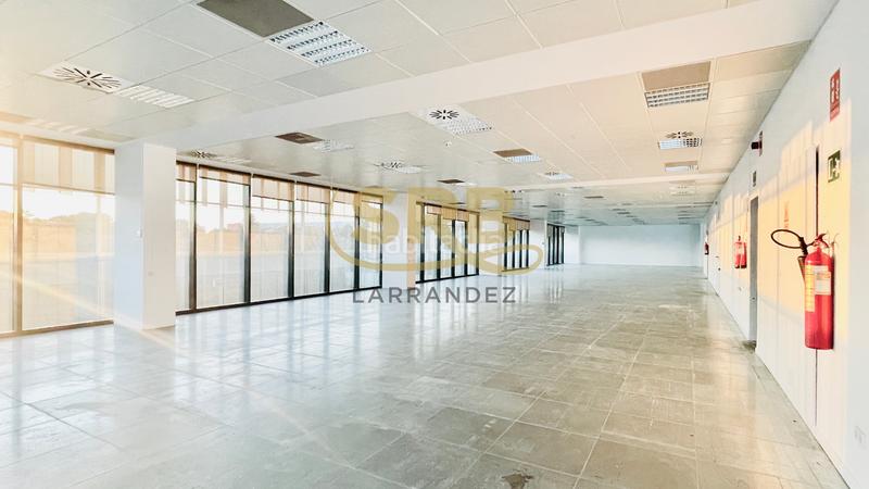 Foto 311200eb-c1c3-419c-b76f-7952e75c5e6d. Alquiler oficina  muy luminosa, de superficie diáfana, en Sant Cugat del Vallès