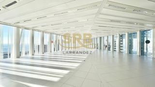 Miete Büro  Plaça d'ernest lluch i martin. Oficinas diáfanas, con luz natural y magníficas vistas en el 22@