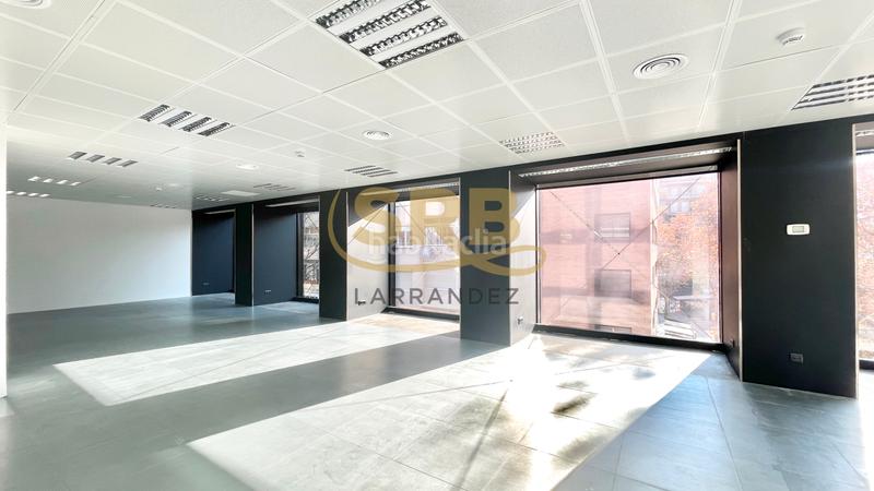 Foto b7a5c71f-dcd7-4098-8e41-f4d57b55cbd4. Rent office space with heating parking in Barri de les Corts Barcelona