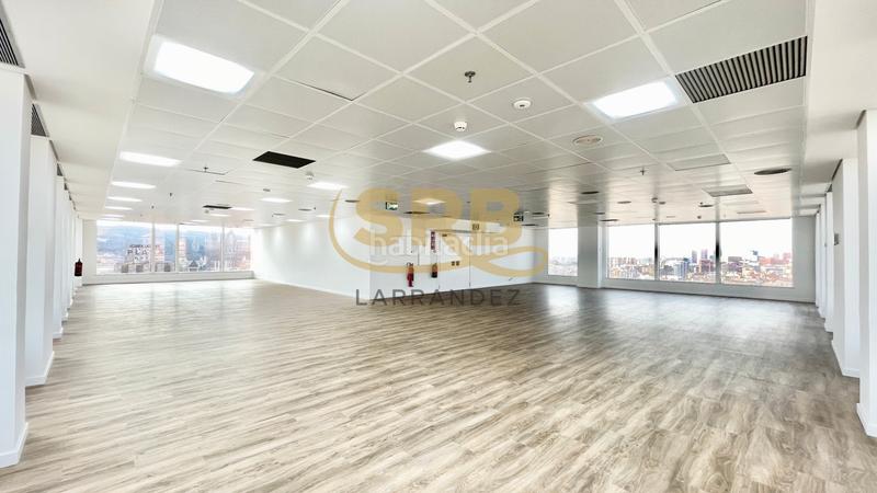 Foto 79c67454-a0b7-4e69-a631-5f34d6159402. Rent office space with heating parking in Hostafrancs Barcelona