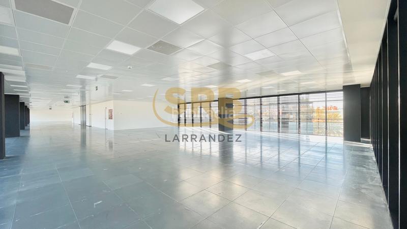 Foto b5bf019e-b86f-41ef-a781-49e4552e9258. Rent office space with heating parking in Poblenou Barcelona