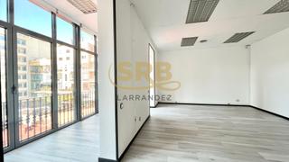 Affitto Ufficio  Carrer del bruc. Oficina junto a plaça catalunya, en finca regia y con mucha luz