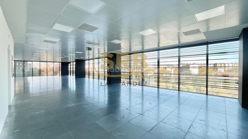 Foto 0a0c9032-1626-4831-953d-7e5085475f6d. Rent office space with heating parking in Poblenou Barcelona