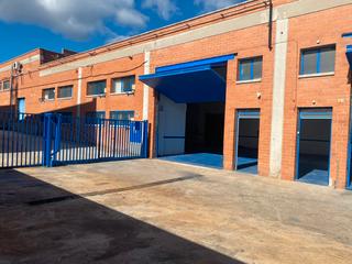 Lloguer Nau industrial  Carrer cementiri nou. Nave en sentmenat, con patio y oficinas
