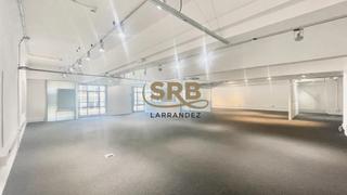 Lloguer Oficina  Carrer d'aribau. Oficina luminosa en edificio semi-industrial en el centro de bar