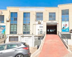 Lloguer Nau industrial a Passeig del bullidor 2. Nave con rampa y oficinas, en polígono industrial la bastida, de