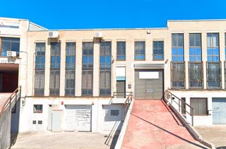 Rent Industrial building  Carretera de sabadell. Nave en rubí, con oficinas, en buen estado y lista para entrar