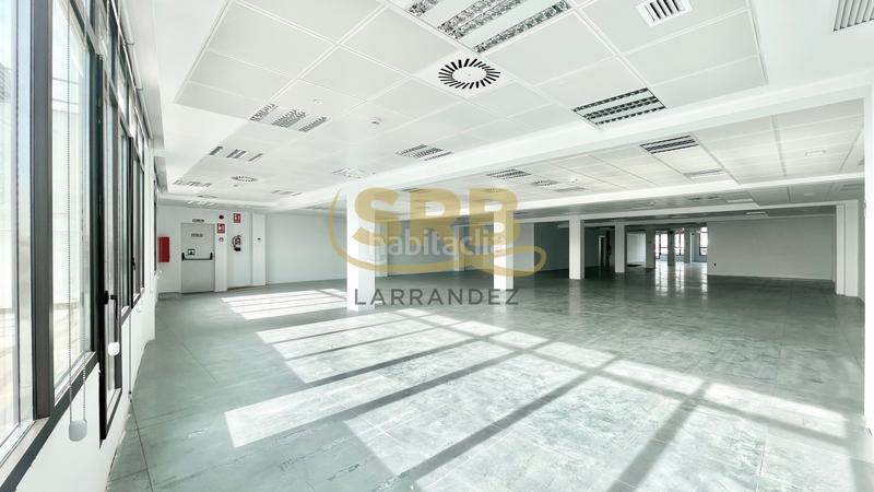 Foto 8e57651d-3965-40a2-8889-fa8d550c39e4. Lloguer oficina amb calefacció aparcament a El Parc i la Llacuna del Poblenou Barcelona