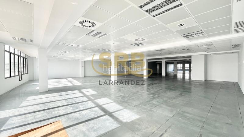 Foto b8725cd5-f9e7-44c6-b5a5-a149f437dea8. Lloguer oficina amb calefacció aparcament a El Parc i la Llacuna del Poblenou Barcelona