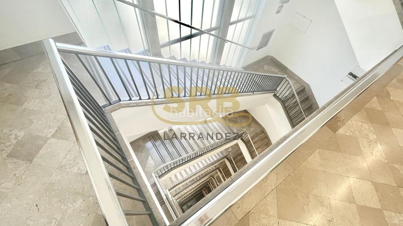 Foto f025e96f-789b-48e8-abd2-73be3addc98b. Rent office space with heating parking in Gòtic Barcelona