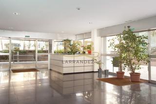 Location Bureau  Passeig de la bonanova. Oficina en planta baja ideal para equipamiento sanitario, en pas