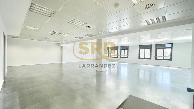 Foto 5e559e9d-3665-41d4-b39b-c87496068999. Lloguer oficina amb calefacció aparcament a Gòtic Barcelona