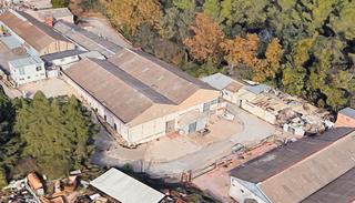 Lloguer Nau industrial  Carrer campoamor. Nave con gran patio, y oficinas en can fatjó (cerdanyola del val