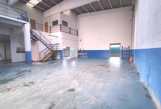Rent Industrial building  Avinguda de can roqueta. Nave con patio y oficinas, en sabadell