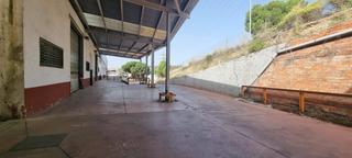 Miete Fabrikhalle  N/a. Dos naves unidas, con patio y muelle de carga, en polinyà