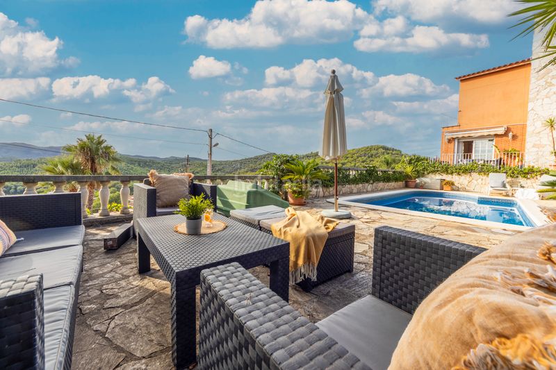 Foto 0a833d59-d333-4bff-8c7f-5ba0481c513e. Xalet amb xemeneia calefacció aparcament piscina a Olivella