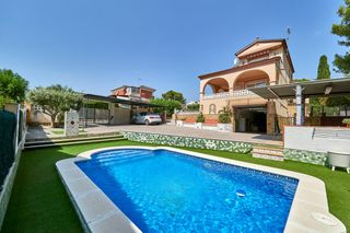 House  Carrer del poniol. Casa con piscina y jardín en l'esplai tarragoní, el catllar