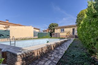 Casa in Santa Oliva. Casa con jardín y piscina en santa oliva
