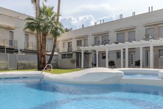 Casa adossada a Carrer Charlie Rivel