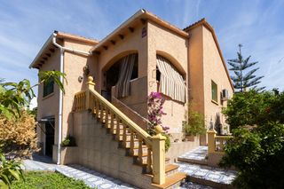 Chalet  Carrer ricard opisso. Chalet con jardín y piscina en oasis, el vendrell