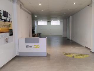 Location Local commercial  Carrer de lleida. Local ideal para negocio con actividad y almacen