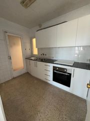 Lloguer Pis  Carrer del general prim. Pis de lloguer de tres habitacions al centre de manresa