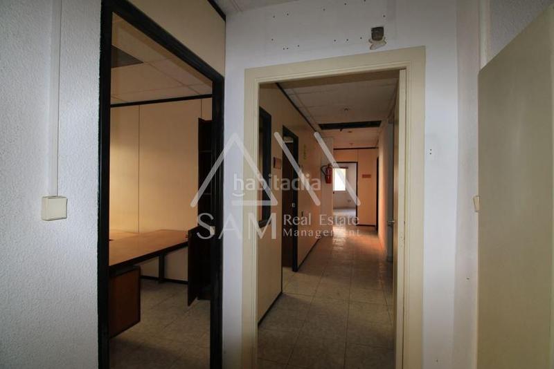 Foto b1690f4f-8977-4d51-b062-71a8da57693b. Oficina a Sant Andreu de Palomar Barcelona