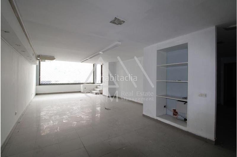 Foto 5bb70b64-8d42-4642-b4d0-d61e7d62b37a. Local comercial a Plaça Catalunya Manresa