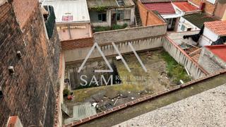 Edifici  Carrer carrer de guifré. Eidficio con obra parada