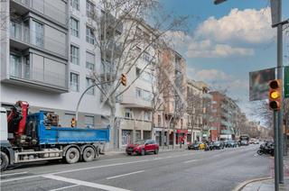 Local Comercial  Passeig maragall. Local comercial en ubicación privilegiada en passeig maragall.