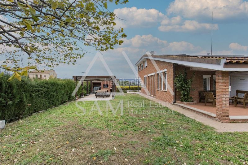 Foto b5ce38ee-443e-4e26-ac46-bd867274f4a7. Casa amb calefacció aparcament piscina a Lliçà d´Amunt