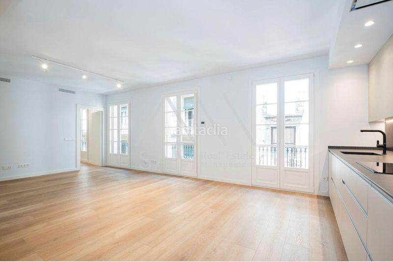 Piso vivienda exclusiva con piscina comunitaria en el corazón en Barcelona - Imagen 26