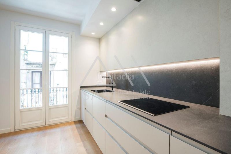 Piso vivienda exclusiva con piscina comunitaria en el corazón en Barcelona - Imagen 23