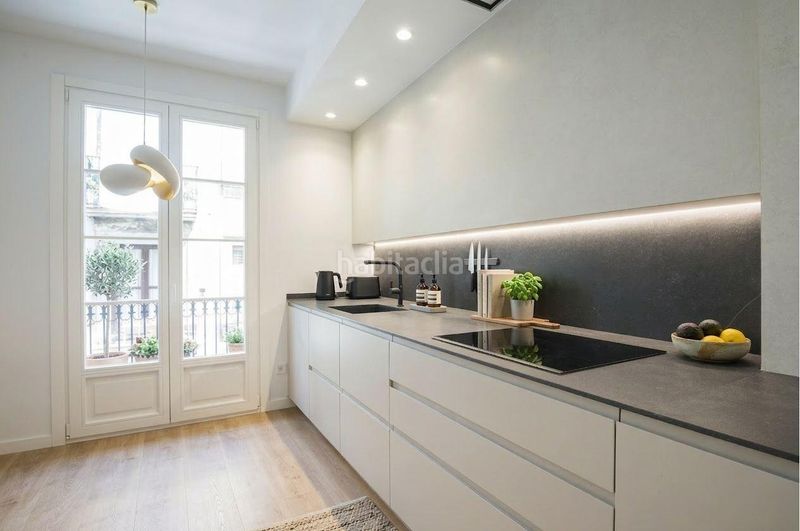 Piso vivienda exclusiva con piscina comunitaria en el corazón en Barcelona - Imagen 4