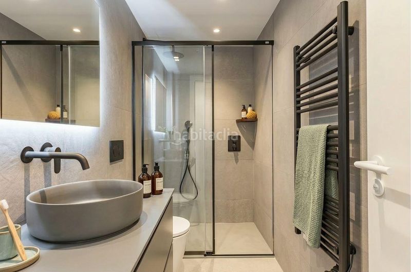 Piso vivienda exclusiva con piscina comunitaria en el corazón en Barcelona - Imagen 6