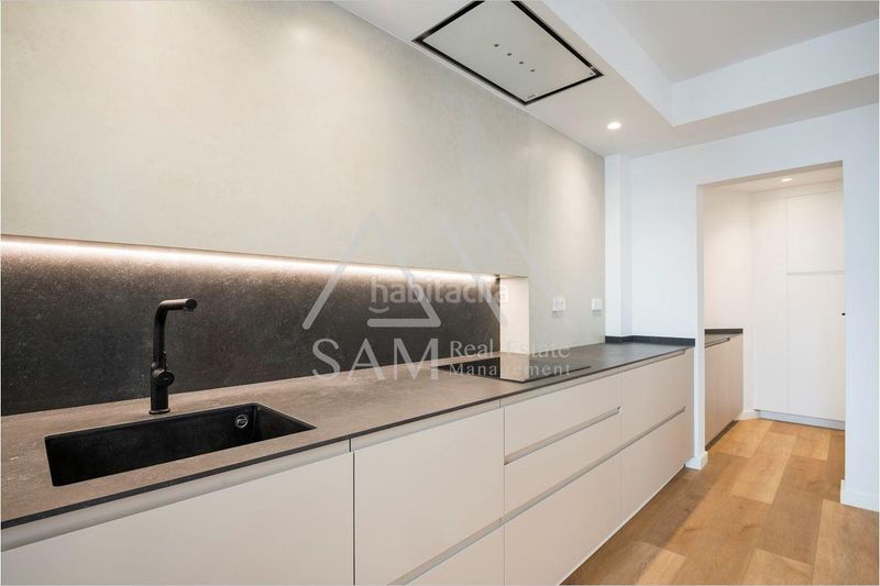 Piso vivienda exclusiva con piscina comunitaria en el corazón en Barcelona - Imagen 24