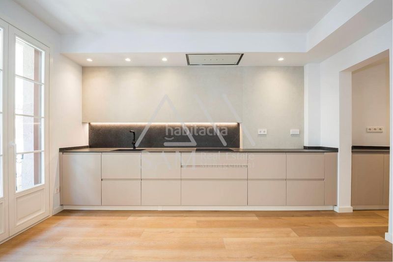 Piso vivienda exclusiva con piscina comunitaria en el corazón en Barcelona - Imagen 25