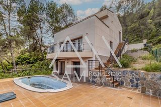 Chalet à Castellgalí. Oportunidad única! amplio chalet independiente con piscina y un