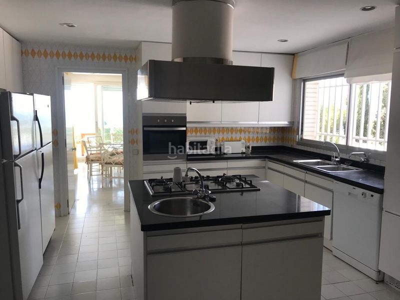 Foto aea91e30-a4bc-430d-9b2a-aea16568d20c. Chalet magnífica villa señorial con vistas panorámicas sobre el mar mediterráneo en Castelldefels