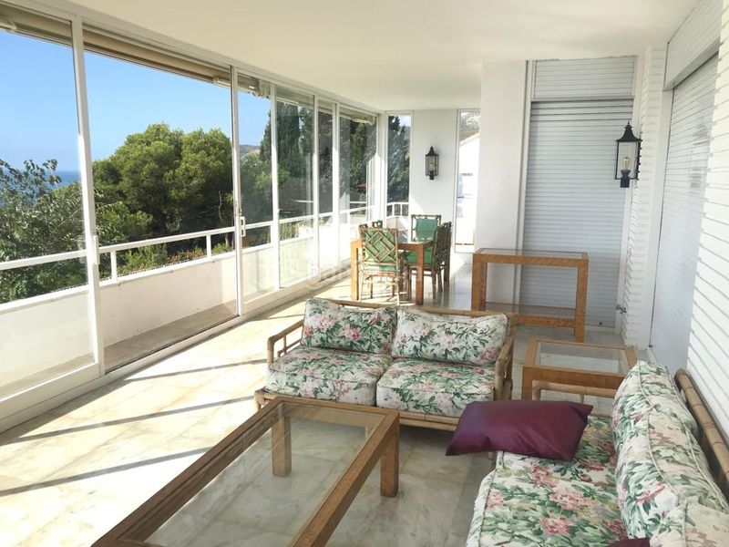 Foto d1d539de-ecd1-4df4-98ea-b59876354656. Chalet magnífica villa señorial con vistas panorámicas sobre el mar mediterráneo en Castelldefels
