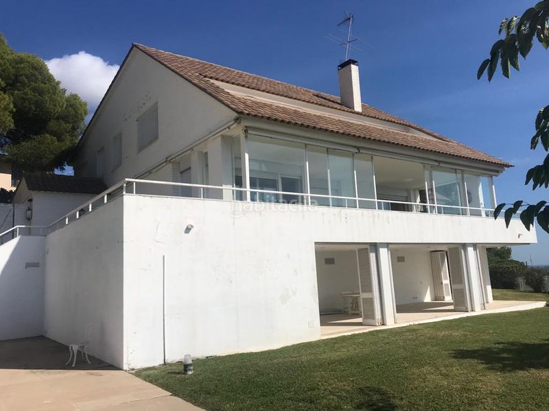 Foto d42edad5-d826-4ede-bc51-727b66456df8. Chalet magnífica villa señorial con vistas panorámicas sobre el mar mediterráneo en Castelldefels