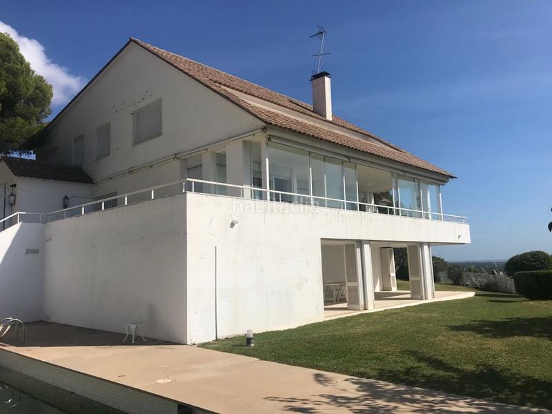 Foto fcc777ed-5e41-4e07-b4a8-e60c1a2972d9. Chalet magnífica villa señorial con vistas panorámicas sobre el mar mediterráneo en Castelldefels