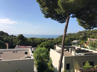 Pis a Les Botigues de Sitges. Planta baja con jardín y trastero. total 95 m2.
