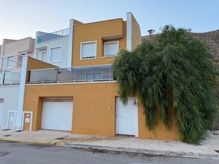 Casa adossada  Carrer de la serra gelada. Adosado masia del raco