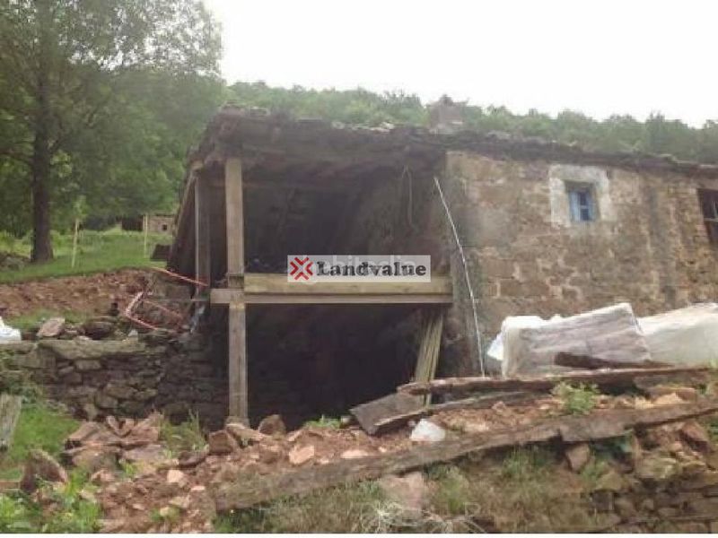 Foto 6d480881-455d-4efa-8360-db8cb8109c1d. Finca rústica a sitio embarao a Vega de Pas