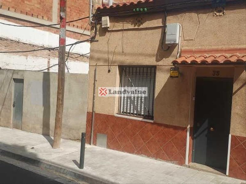 Foto 2f70b21d-03ad-4ec3-b967-b756e5da475f. Terreny residencial a carrer de roger de llúria 33 a Santa Coloma de Gramenet