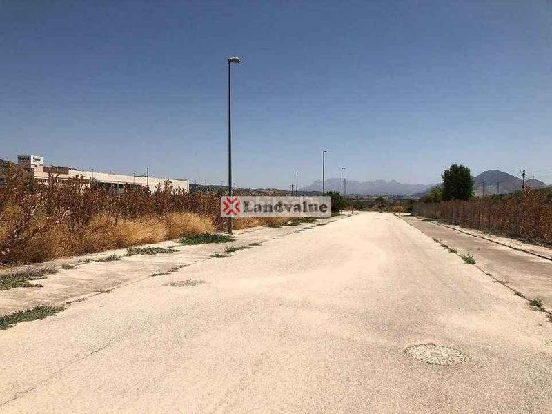 Foto 0992d420-68b4-4bbc-9c66-0dd6cf83b025. Solar industrial a polígono industrial el arco a Valderrubio