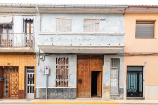 Casa a Catarroja. Casa en venta en el corazón de catarroja hazla a tu gusto y ampl