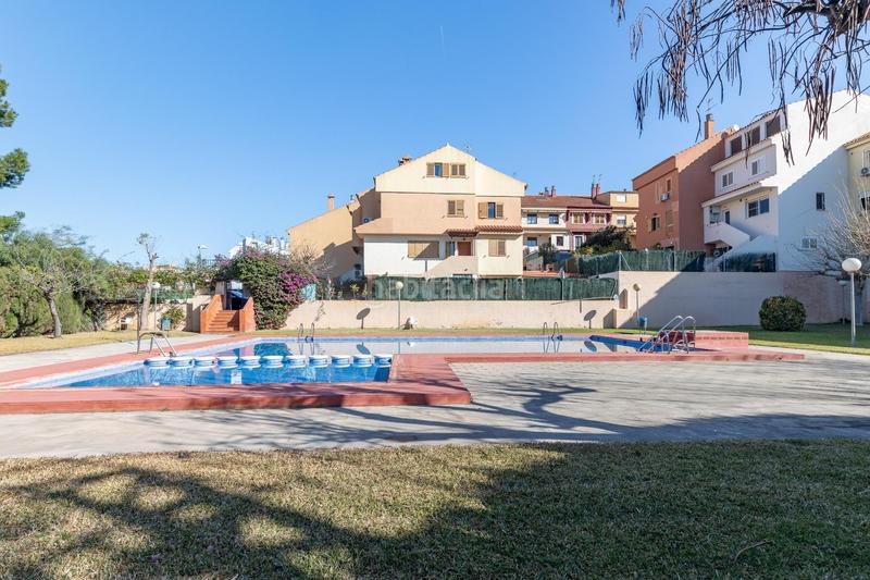 Foto eab17143-0ab3-419c-b3cd-b52ecb43748f. Casa adossada amb calefacció aparcament piscina a Paterna