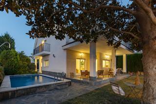 Xalet a Entrepinos. Villa blanca un chalet esquinero con alma en la eliana